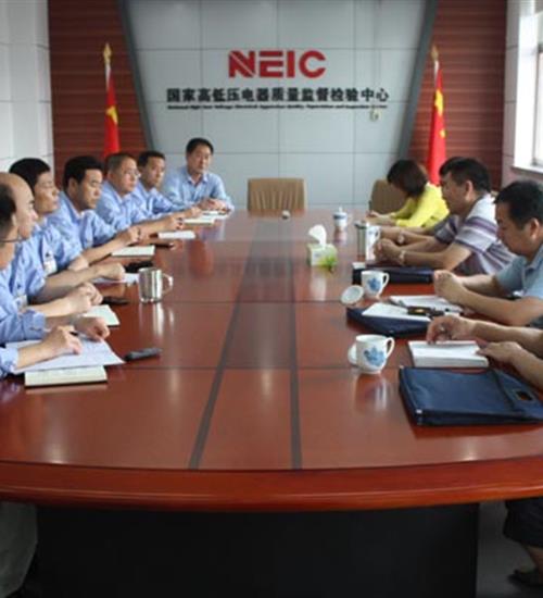 会议讨论中大图
